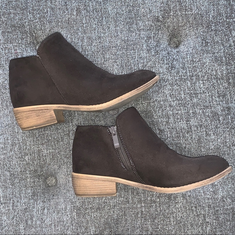 Women’s brown zip ankle booties size 7.